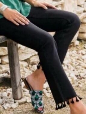 SOFT SURROUNDINGS Jeans Womens 4P Petite Black Cropped Pom Pom Trim Straight Leg